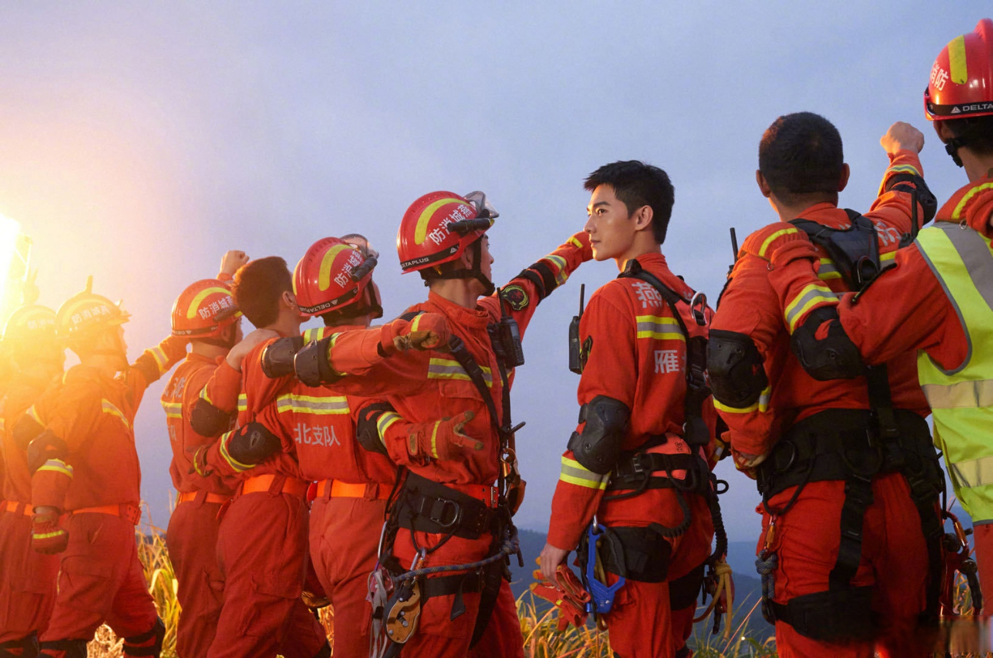 对制服没有抵抗力,杨洋和张翰的消防员造型都挺帅的呀,答应我别做油腻