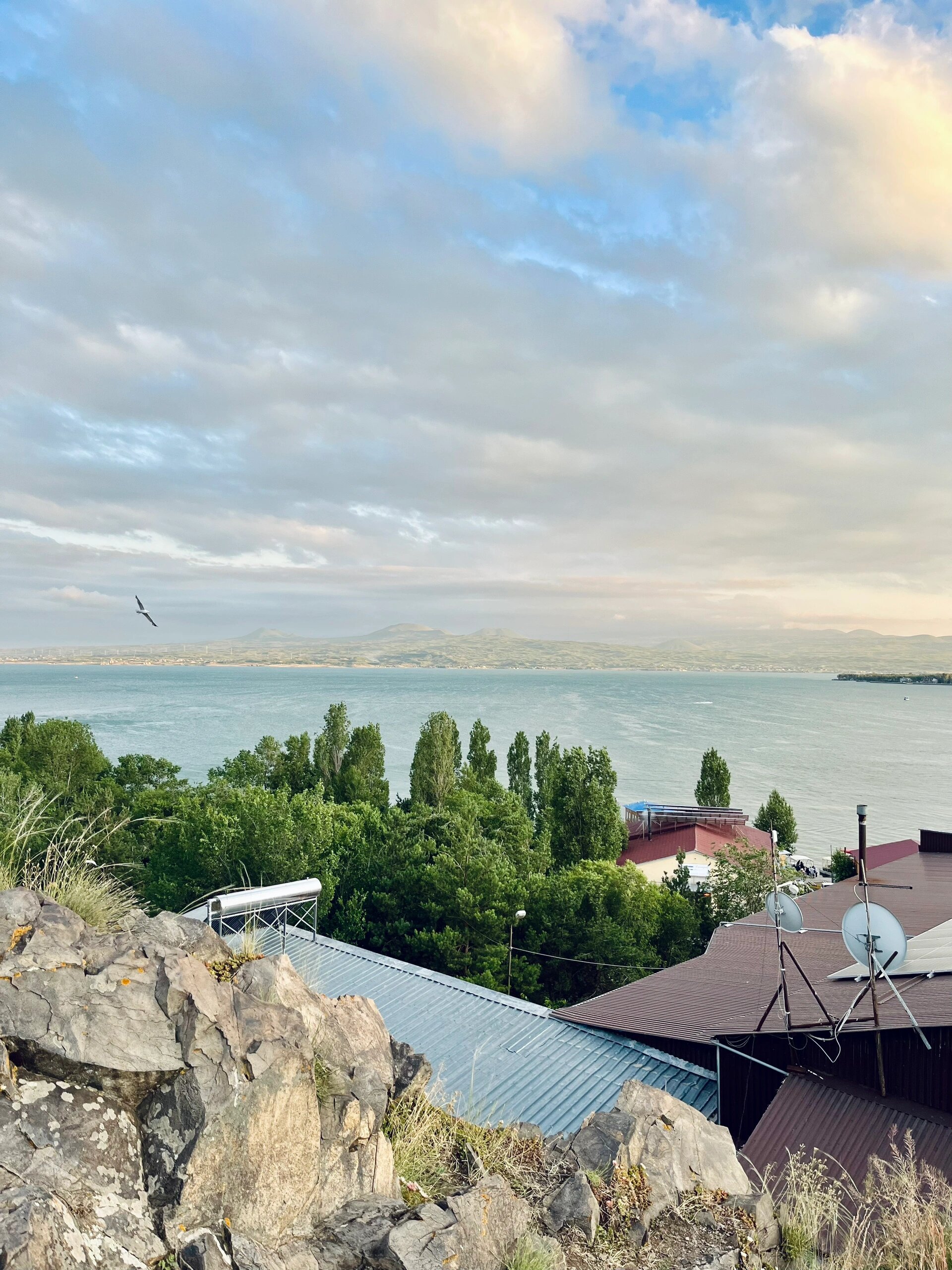 we are in 亚美尼亚9698(免签) 	 99关键词:塞凡湖90,教堂