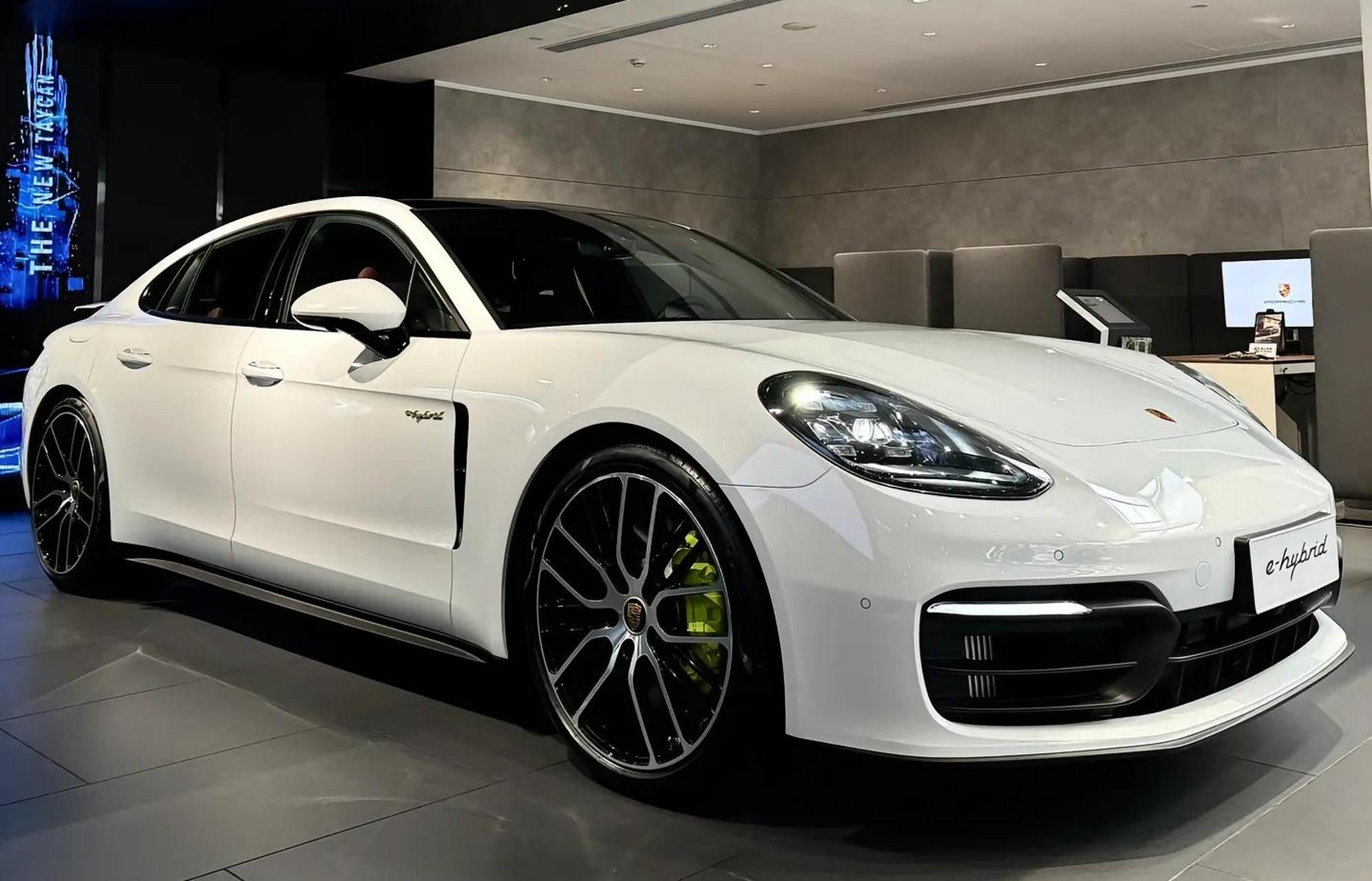 保时捷2024款帕拉梅拉.黑色还是白色? 选择恐惧症又犯了