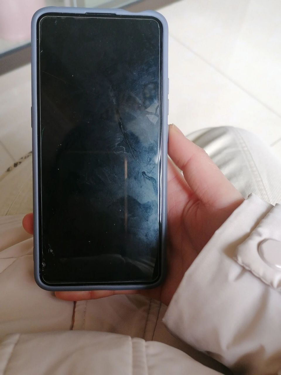 手机黑屏解决办法咨询 大年初一手机被摔黑屏了 但有声音 家人们有