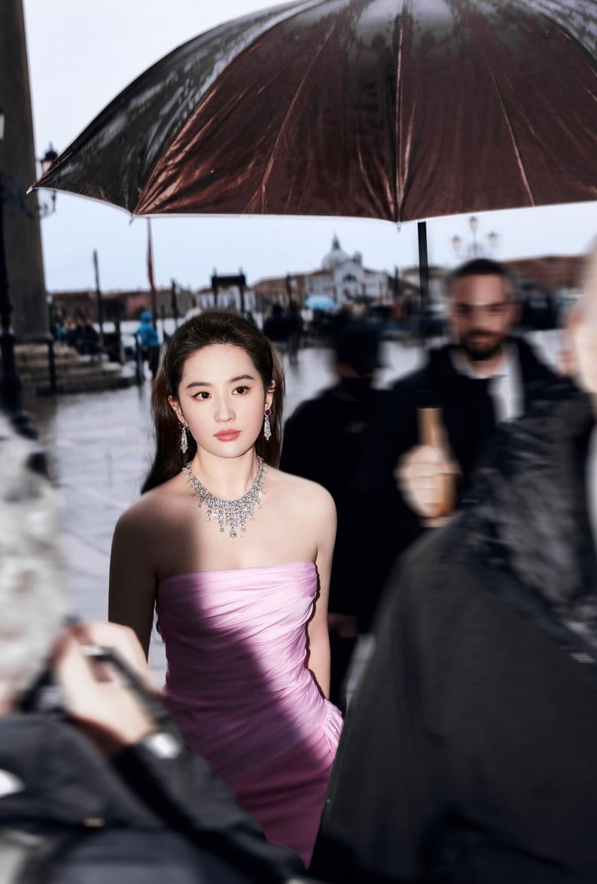 时光星赏# 刘亦菲撑伞氛围图.