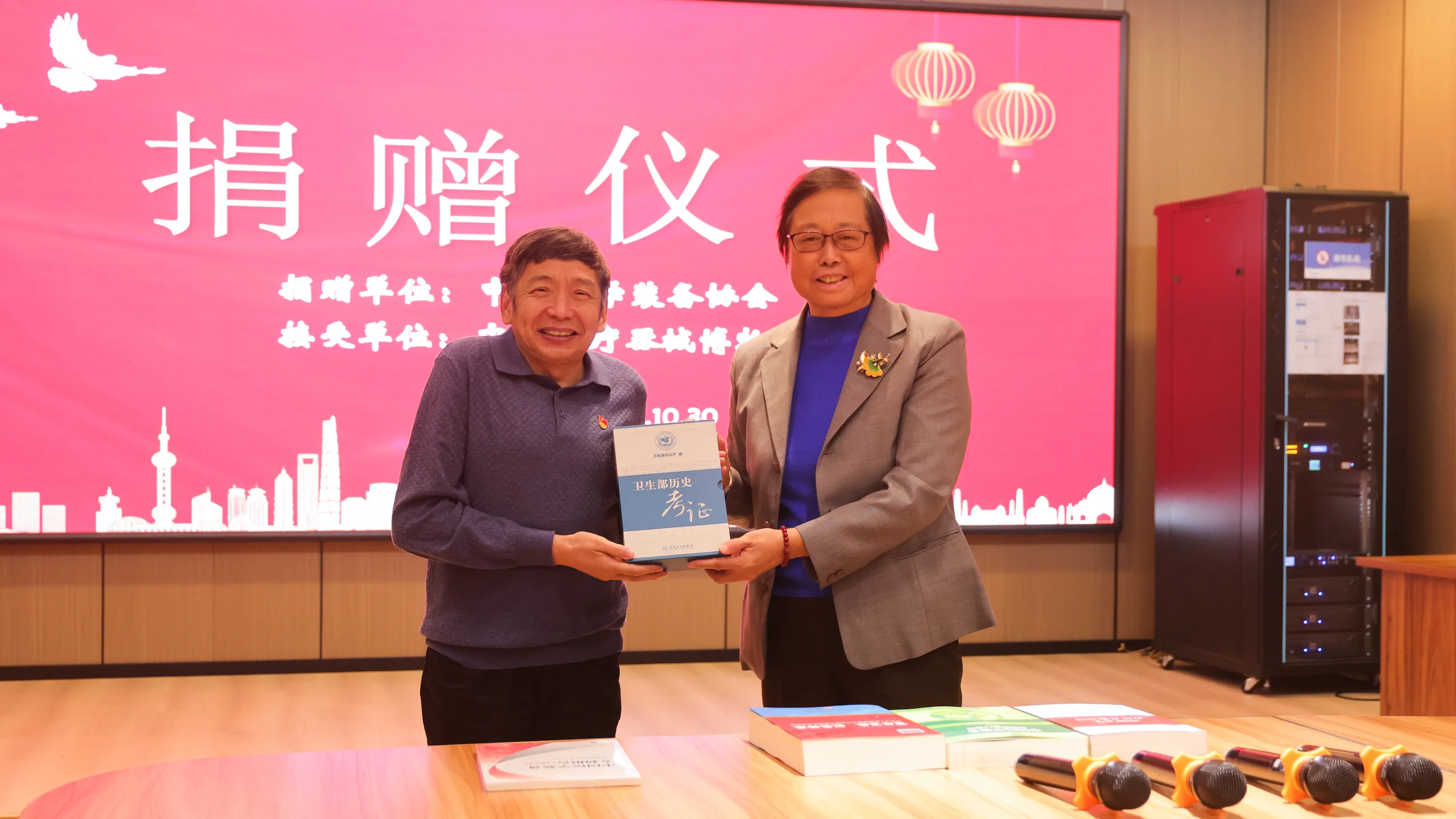 记得2年前一个中医世家传承人,家里有2个清朝的老