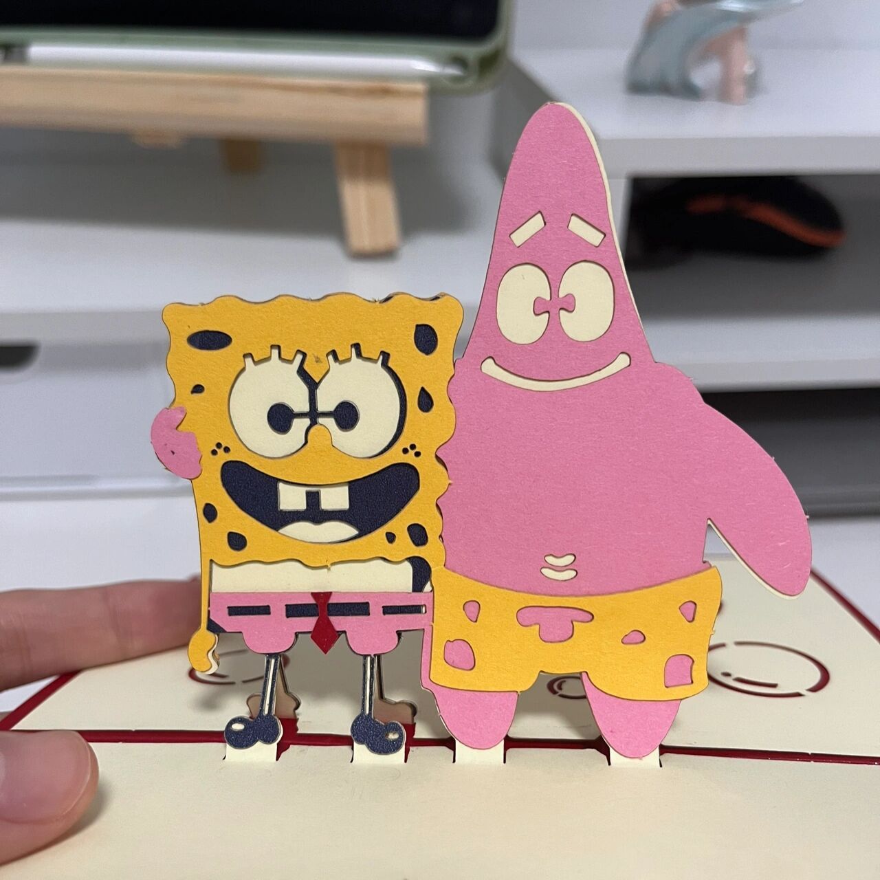 送给能做一辈子的好朋友 这是一个立体的贺卡～封面是红色的,而且封面