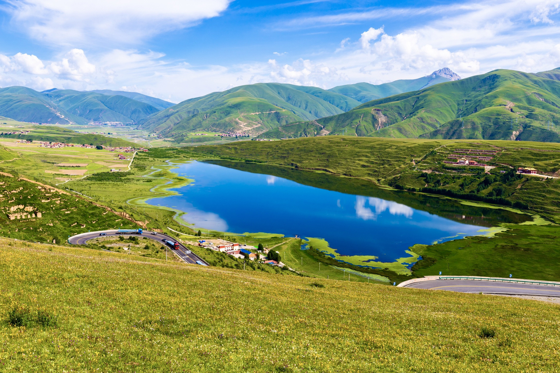川西卡萨湖 卡萨湖,位于四川省甘孜藏族自治州炉霍县城以西70公里处