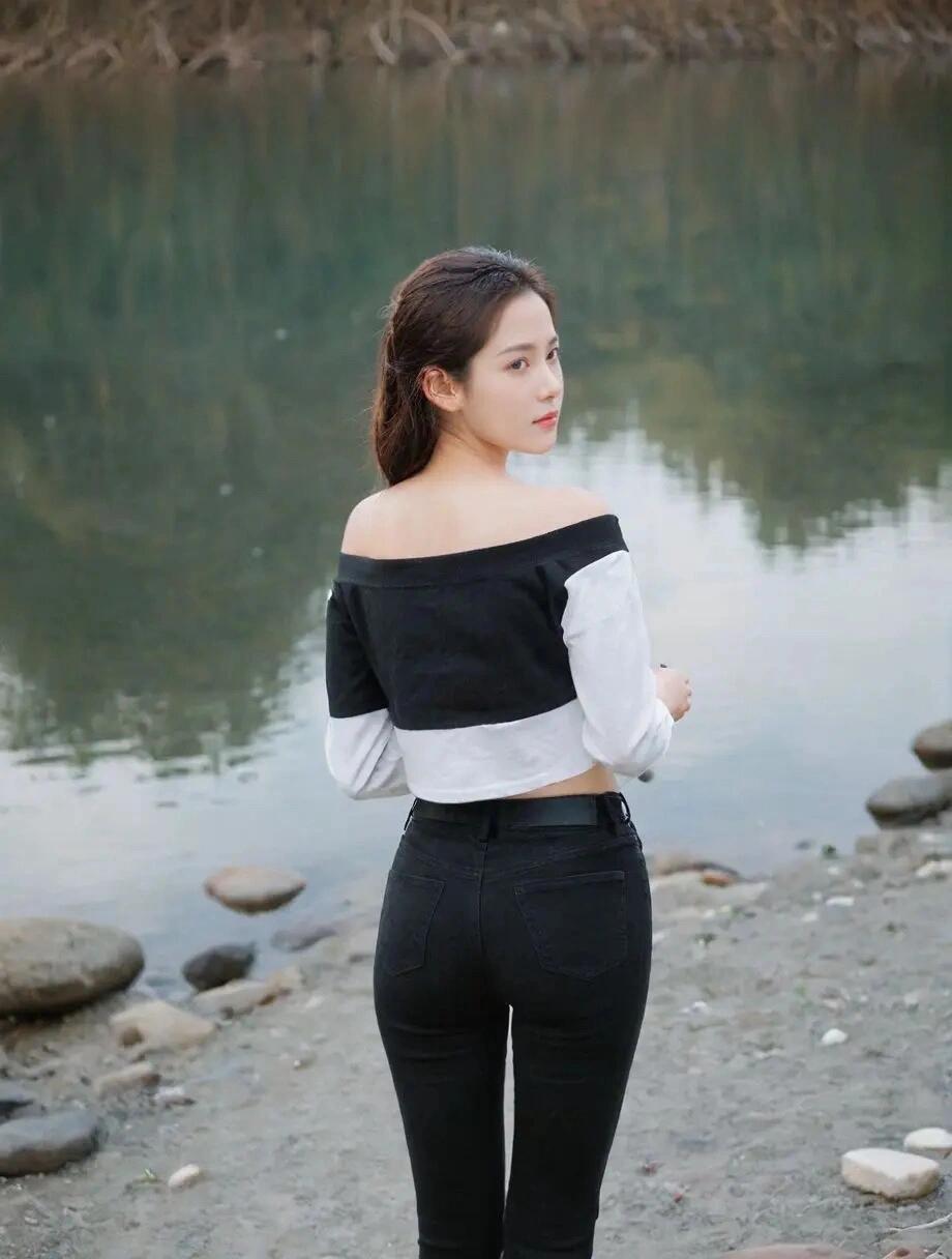 紧身牛仔裤美女背身回头,非常性感苗条