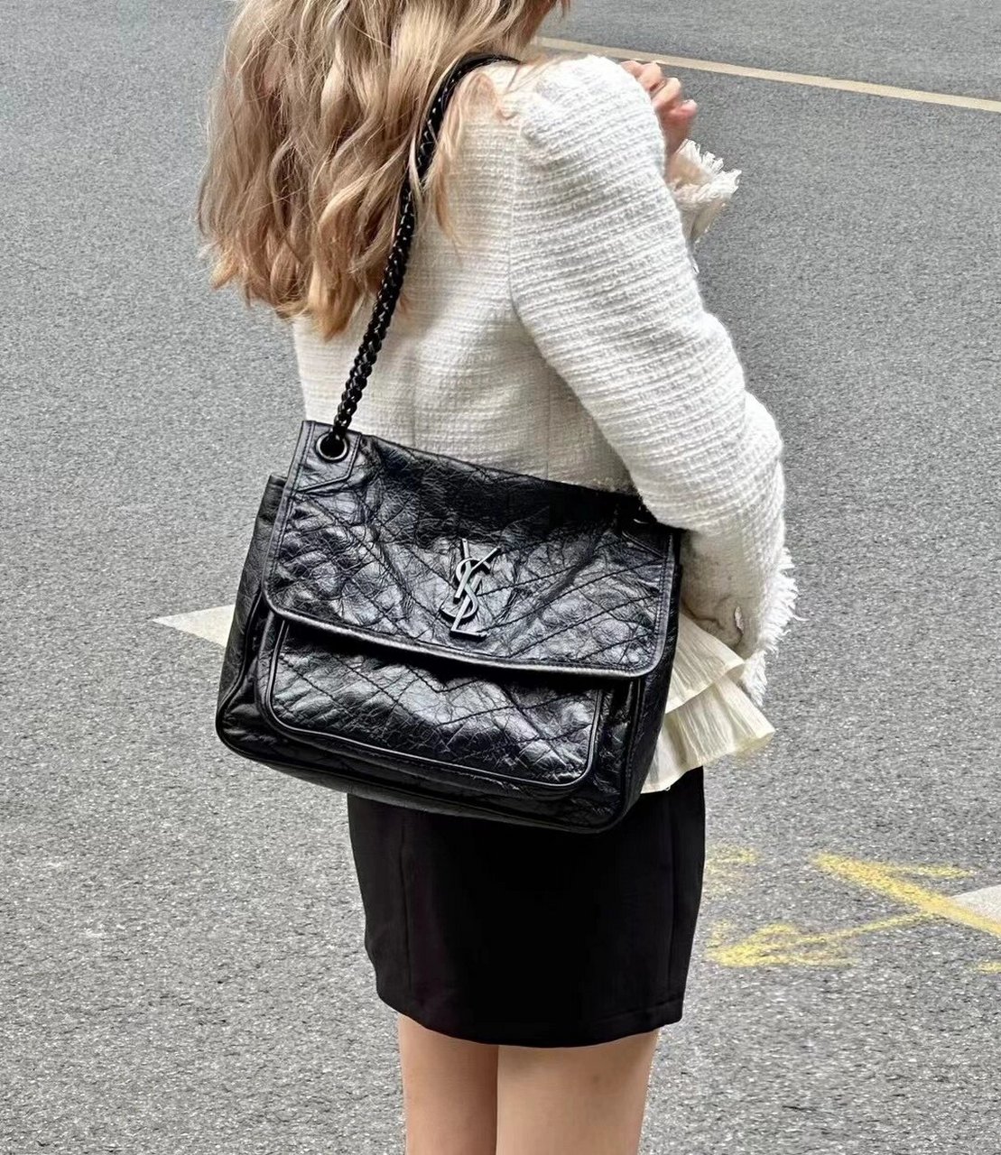 yslniki油蜡皮圣罗兰很经典的包啦 本身就是这种褶皱感,所以不用担心