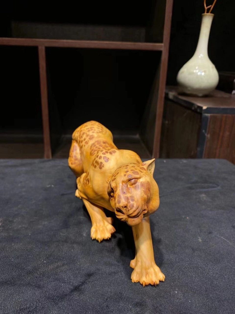 木雕金钱豹 崖柏榴《金钱豹》尺寸长36宽9高11材料干净,香味浓郁,工艺