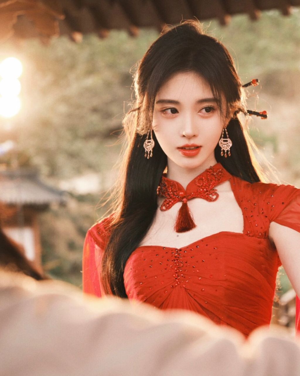 鞠婧祎|红衣写真 96 96岁月点点温柔微光,守护万家灯火辉煌.