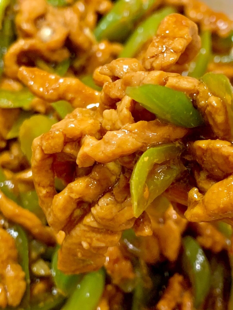 91【杭椒肉丝】 9215所需食材:150g猪里脊,杭椒,葱蒜末.