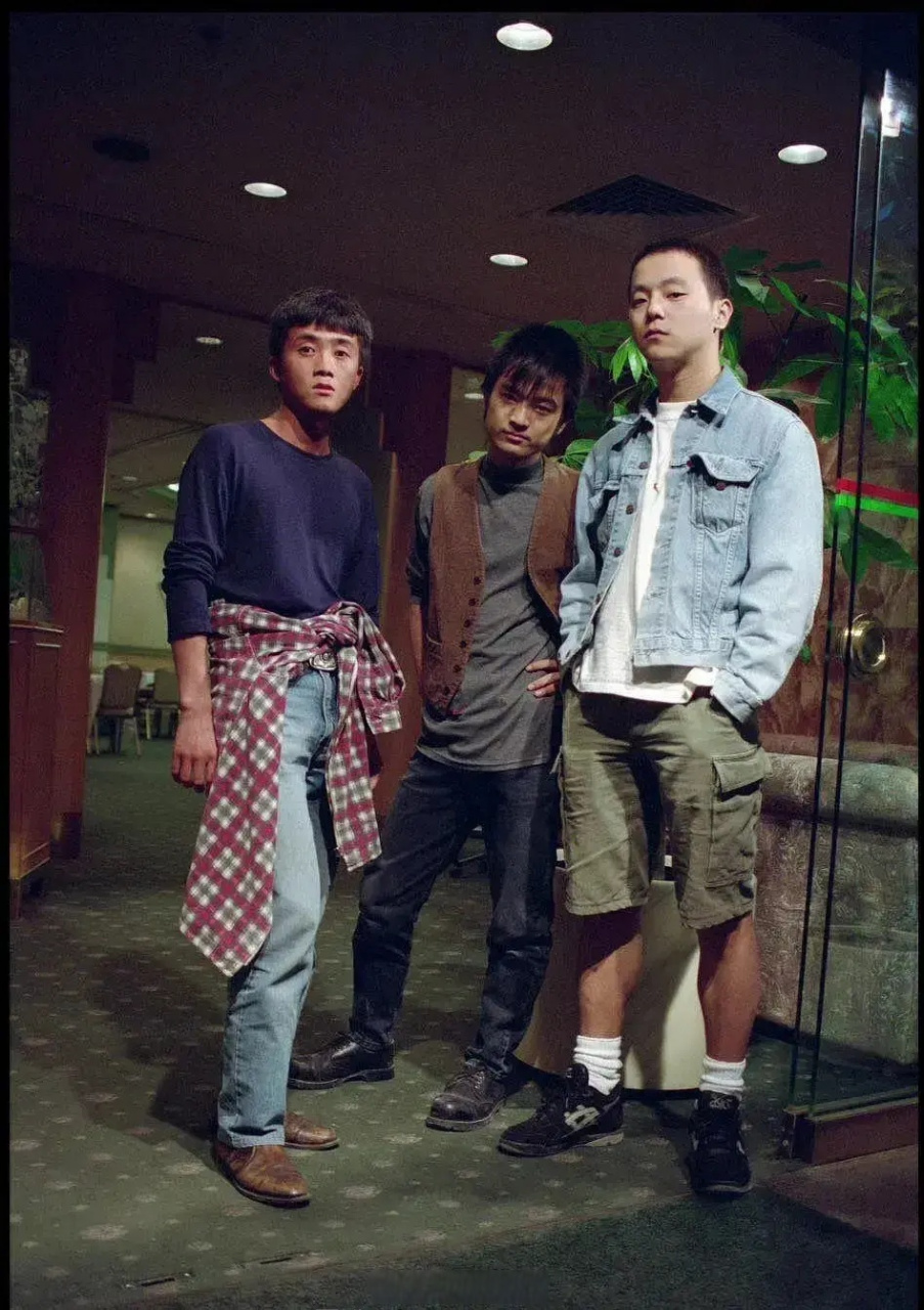 "魔岩三杰"在红磡开演唱会时期的彩色老照片,来自队友的衬托,竇唯看