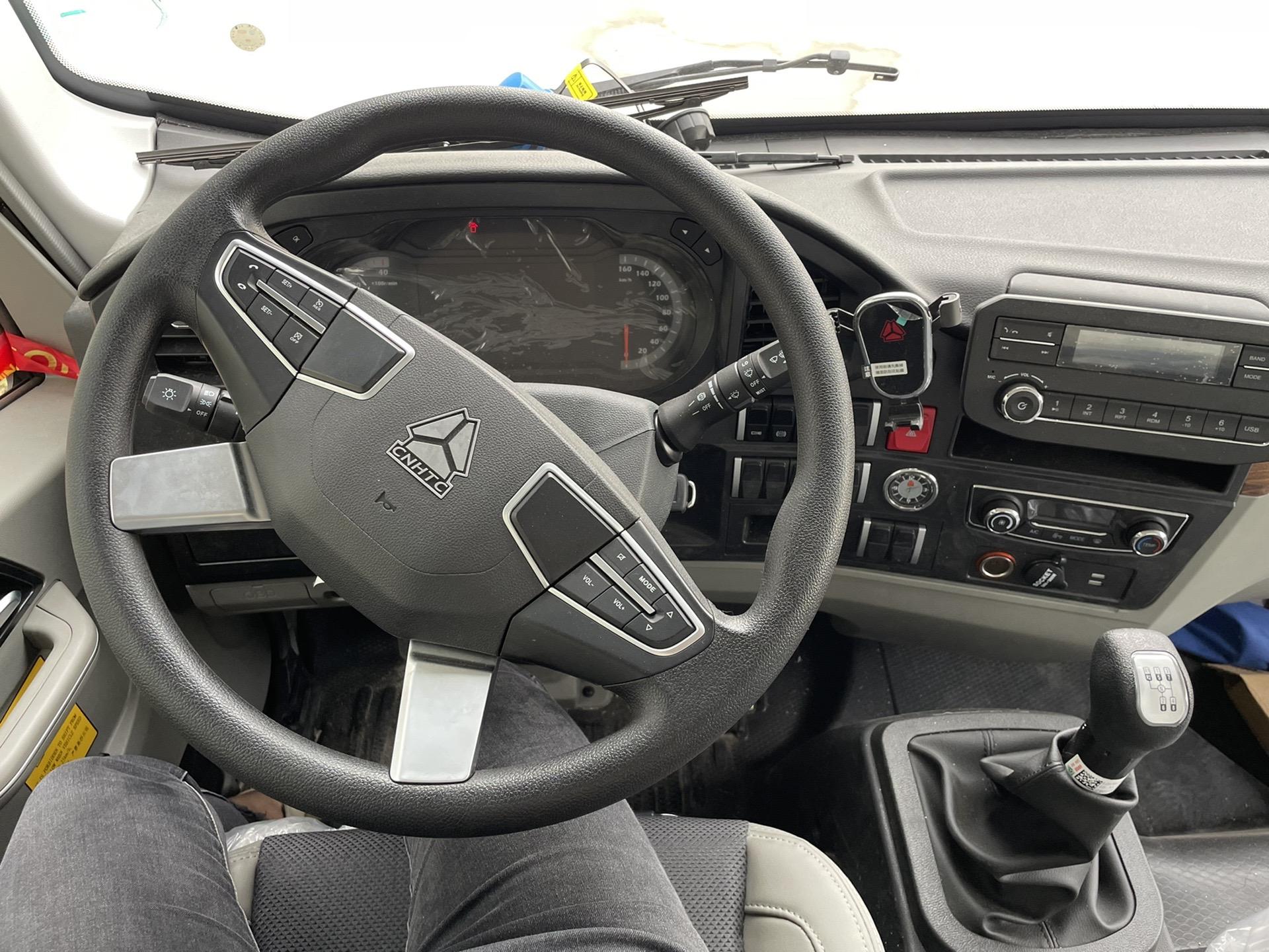 6豪沃冷藏车内饰4米二的货车驾驶室图片豪沃重汽4