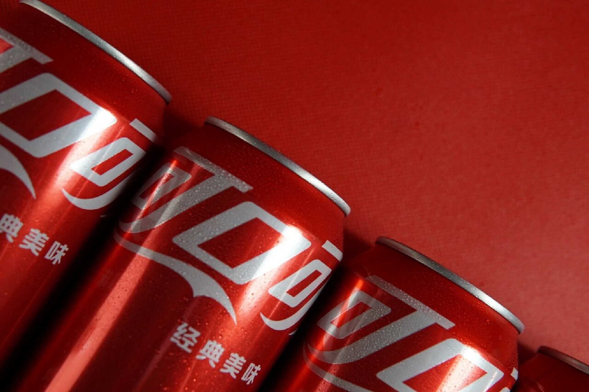 静物拍摄|可乐|罐装饮料|宅家拍大片 设备:sonya6000 道具:台灯两个