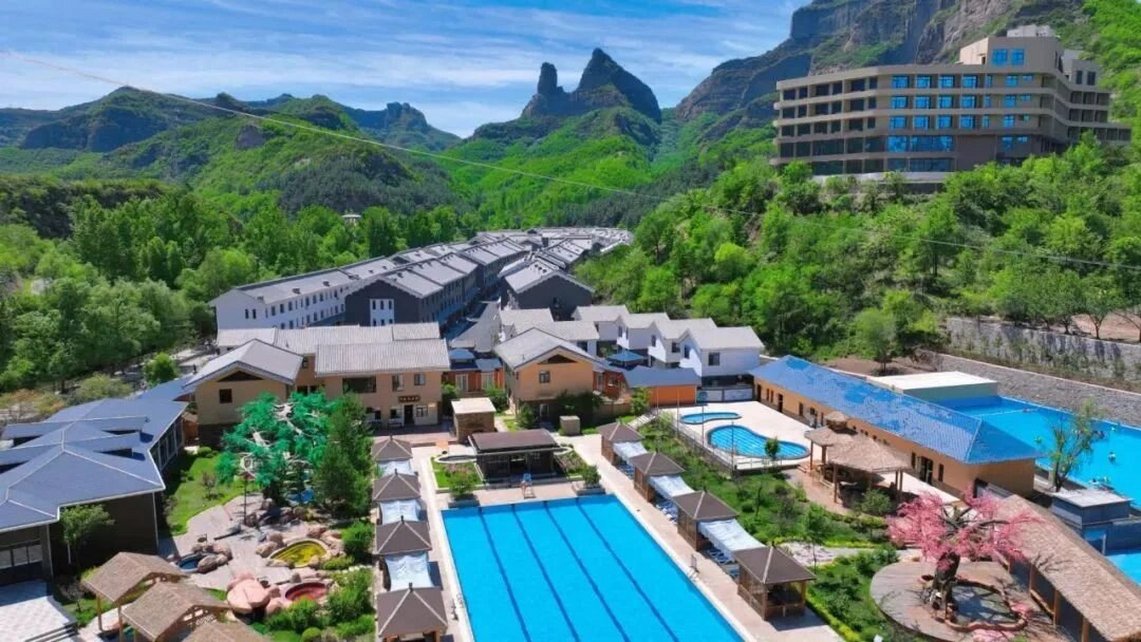 枫水湾森林温泉城 承德枫水湾森林温泉城占地1250亩,建筑面积10余万