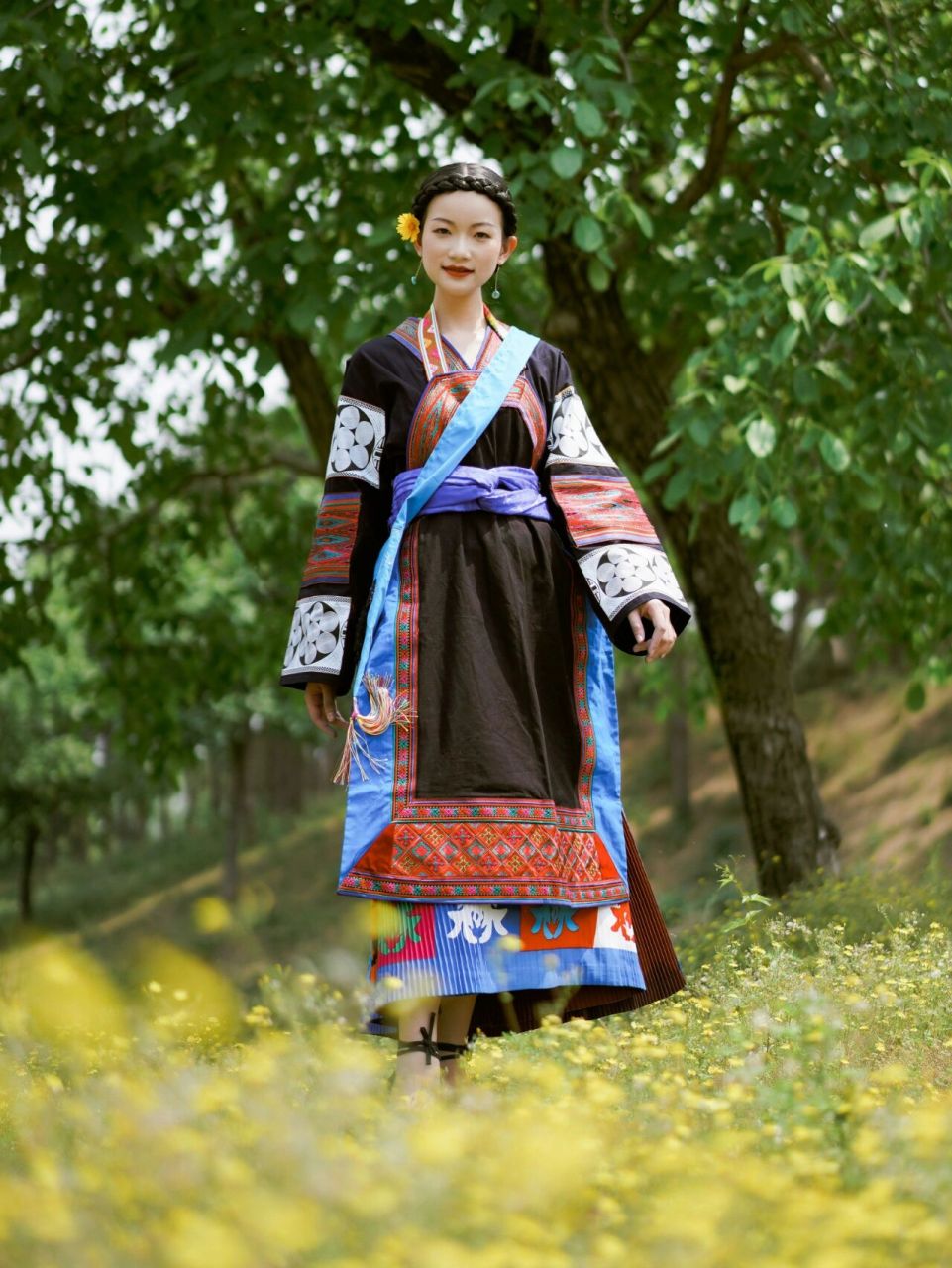 23布依族|贵州安顺市镇宁县布依第三土语支 92布依族简介: 布依族