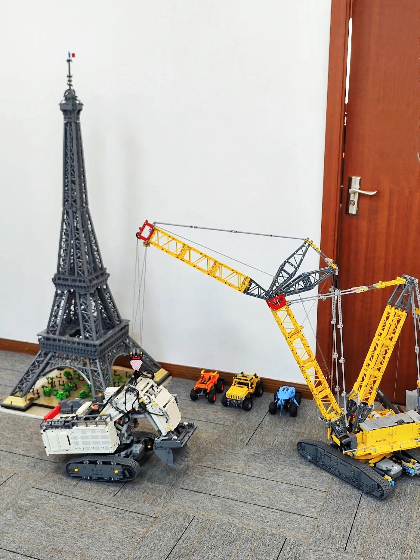 乐高今年的科技旗舰,长度高度都≥1米 6个电机可手机app遥控,超负荷