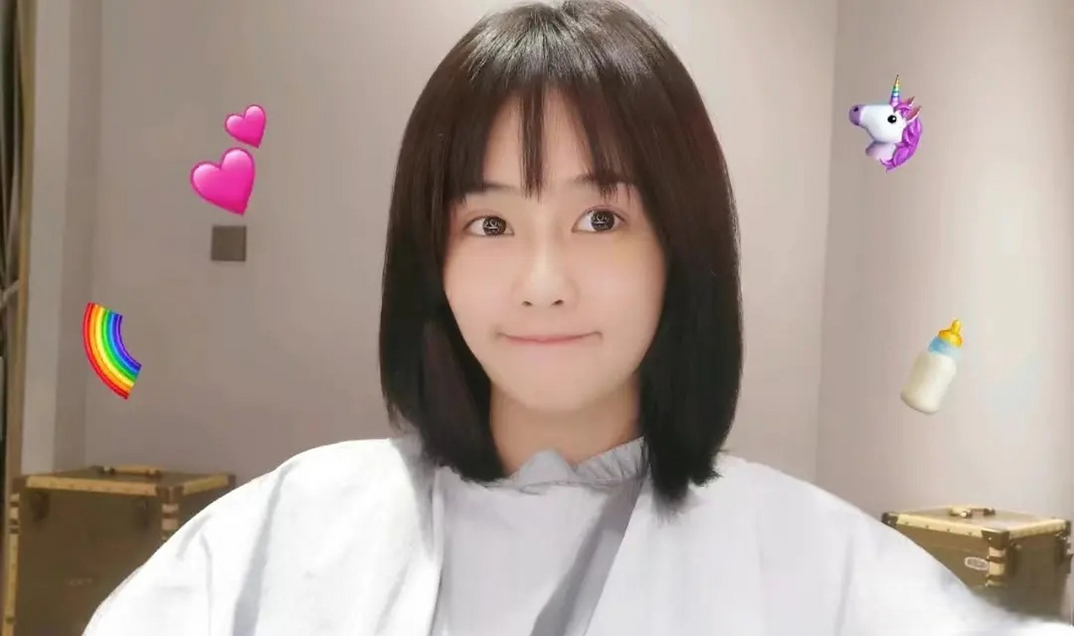 白鹿的短发,看起来还挺小清新的