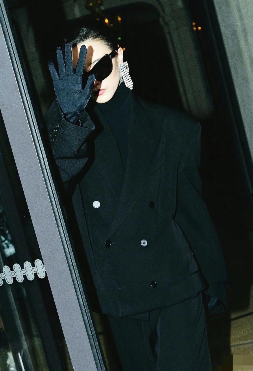 宋佳刚刚在平台上,晒出渔网袜穿在鞋上的造型,身材高挑,耳挂黑墨镜