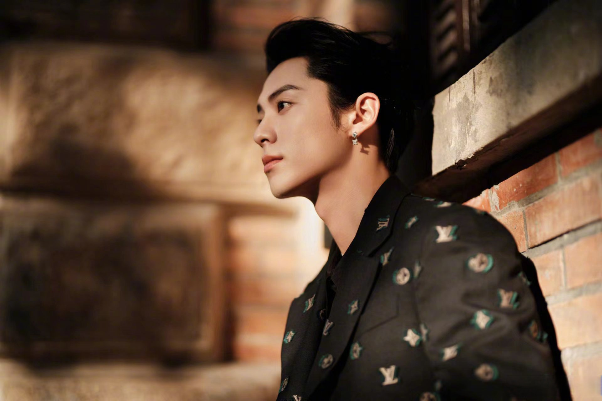 #王鹤棣丝绸电影节路透#王鹤棣_dylan 一身黑西装造型亮相电影节[得意