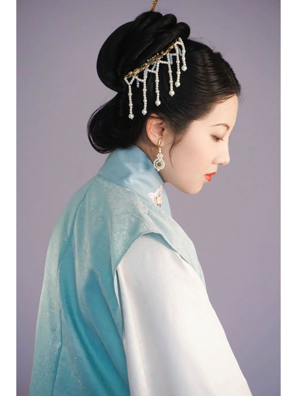 梳了一个巨巨巨巨美的堕马髻 参考了万历中后期版画的形态,这个堕马髻