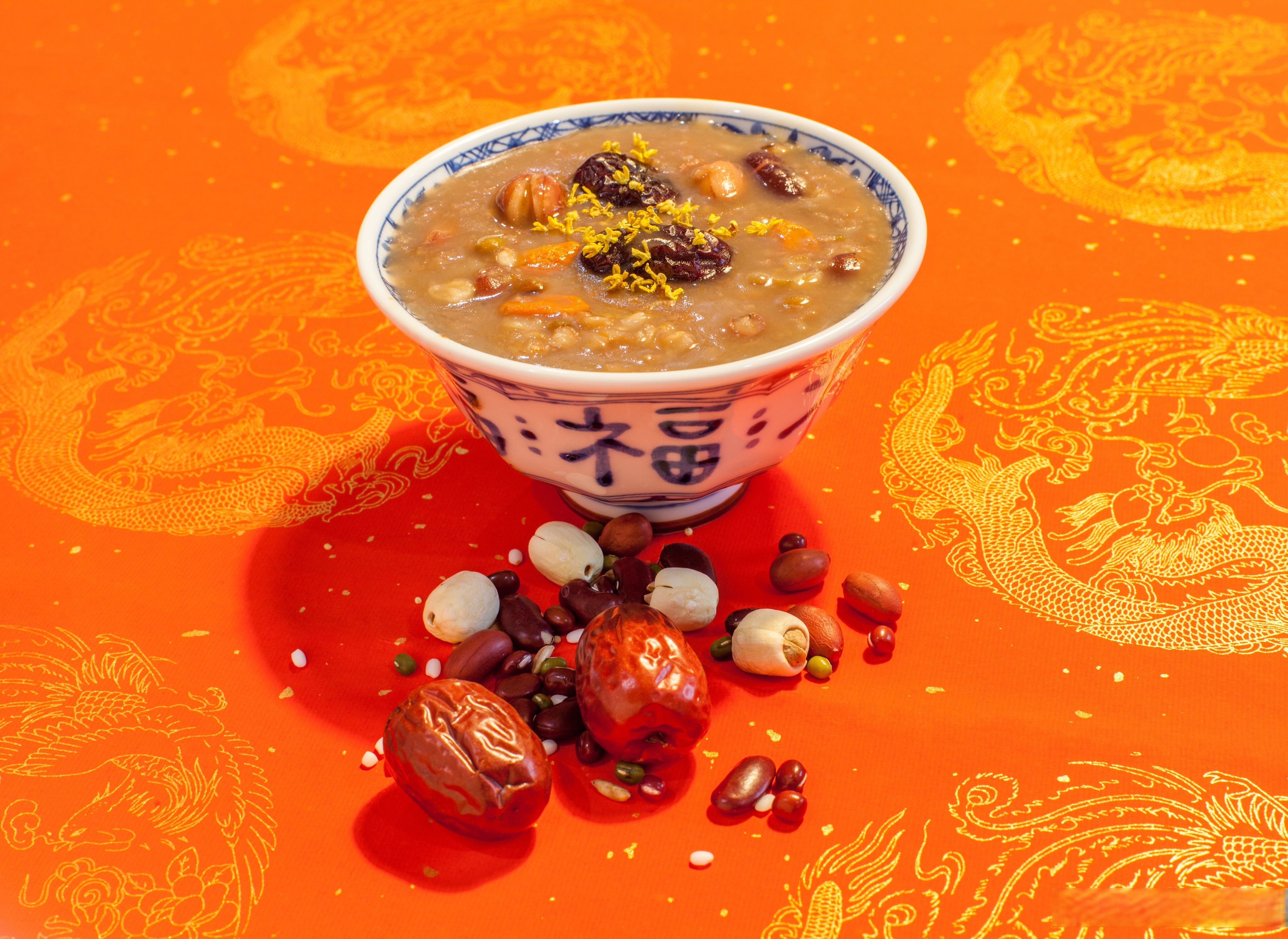 在众多腊八习俗中,腊八粥几乎是流传最广的一种