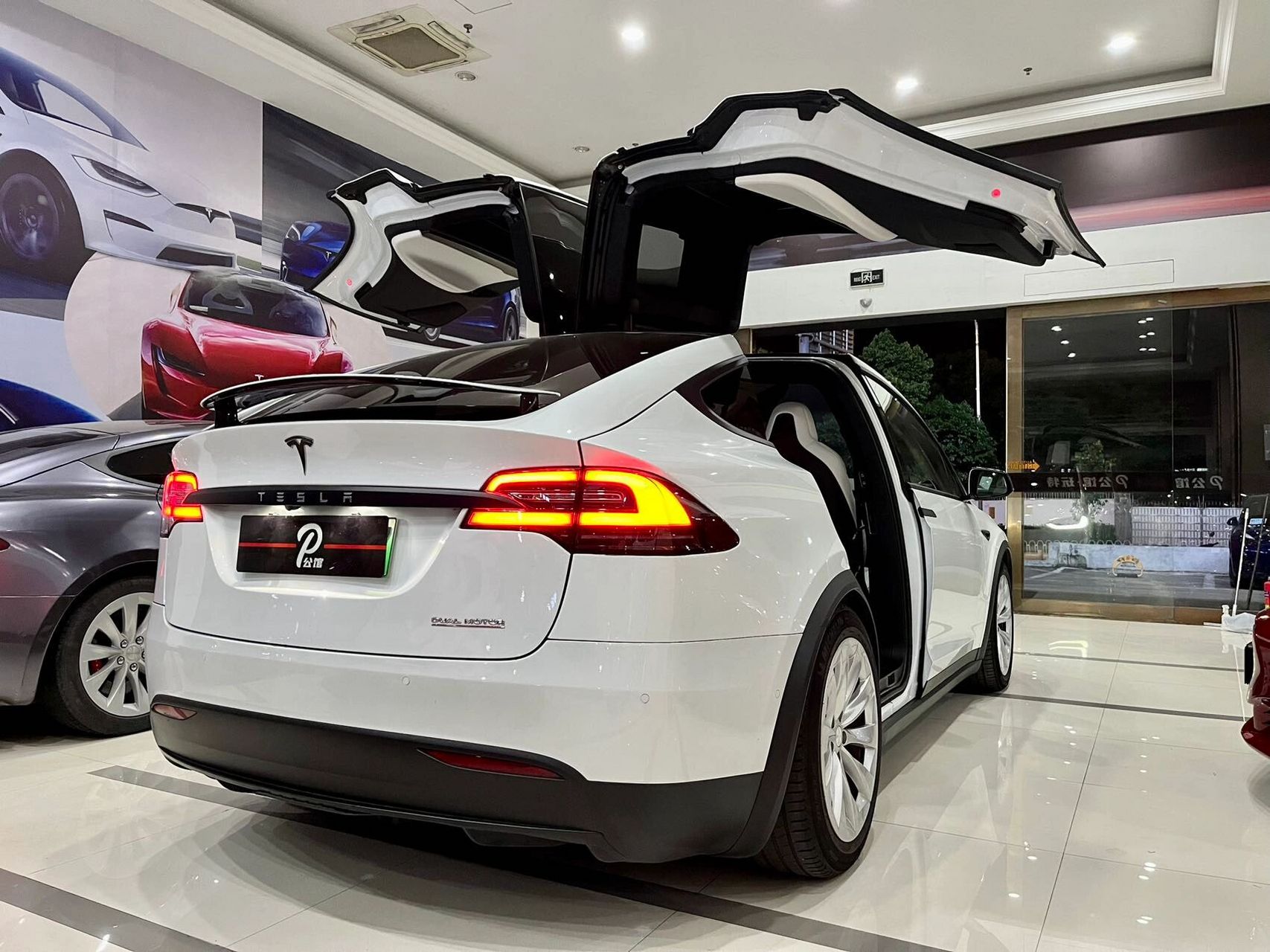 最新到店19款特斯拉modelx高性能 白白六座 19款特斯拉model02x02