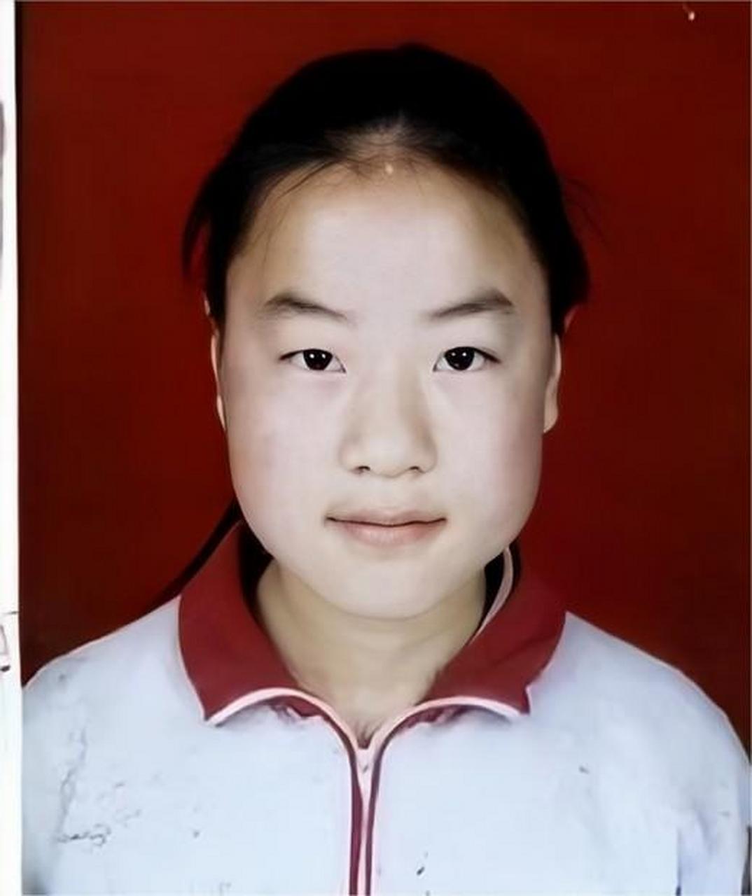 02 这个女孩叫李玉婷,她不仅乖巧懂事,还是班里的小学霸,平时住校.