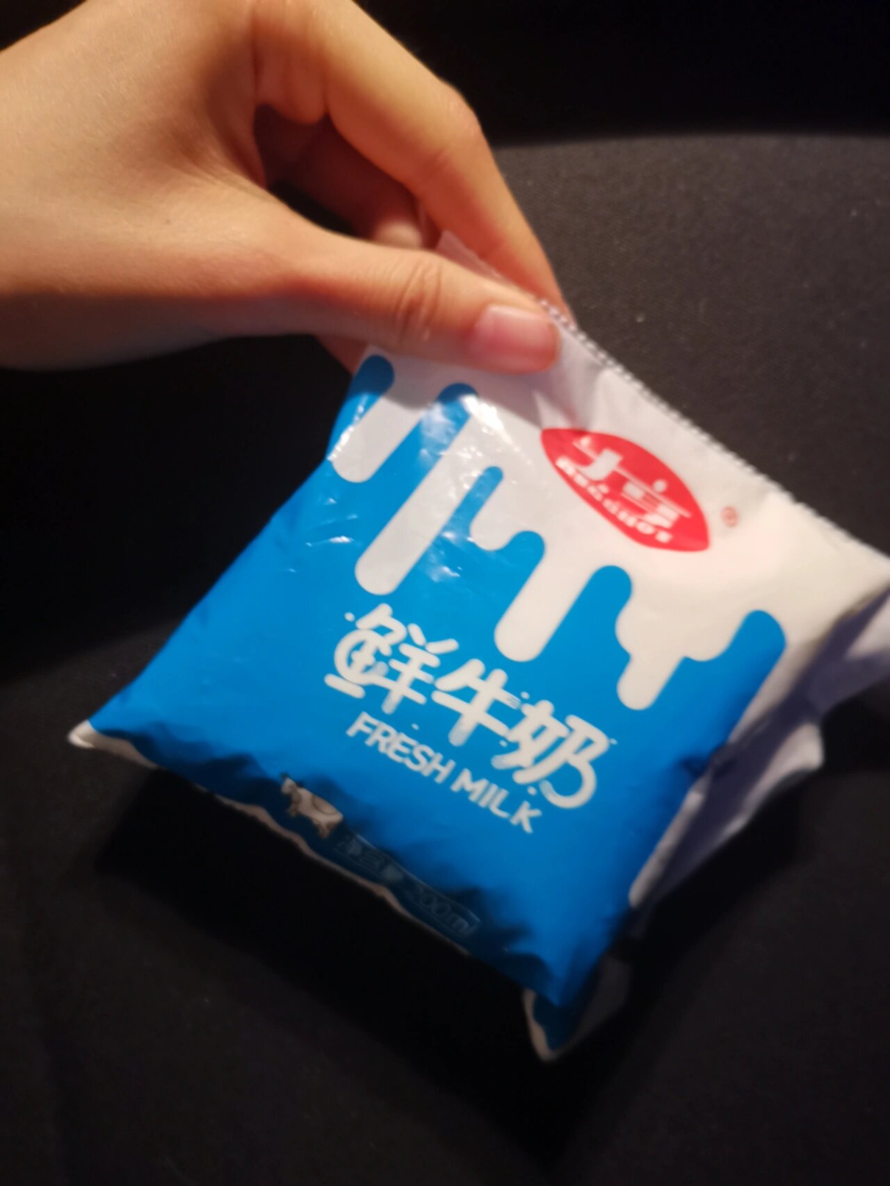 特别是大亨超淡,但是仔细品会有比较特别的奶香味,其实真正的牛奶就是
