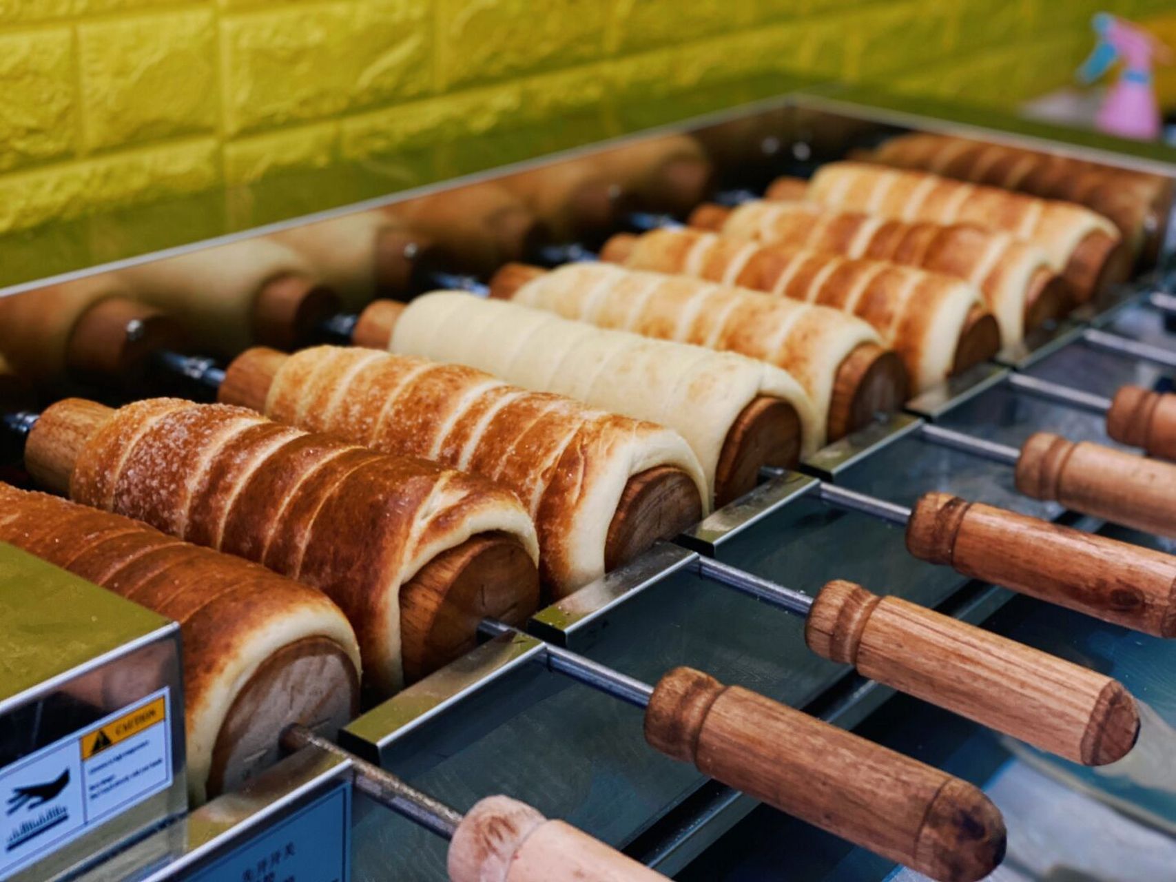 9元起,如图7 	 00面包都是现场烤的,可以清楚的看到制作过程