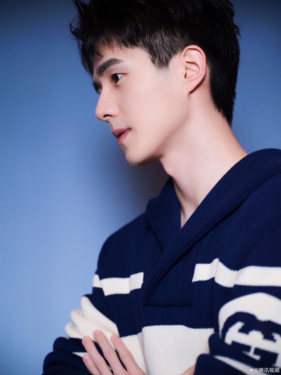 刘昊然身后钟表代表十周年恭喜刘昊然turbo 出道十周年啦!