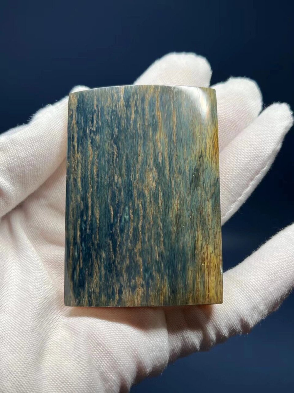 猛犸象牙蓝皮的形成 猛犸象牙蓝皮是经过上亿年的氧化形成的,通常蓝皮