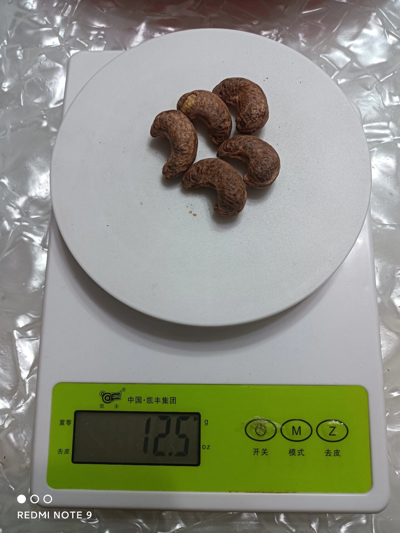 5颗熟腰果的热量约77克大卡,热量较高,不宜多吃,几颗即可.