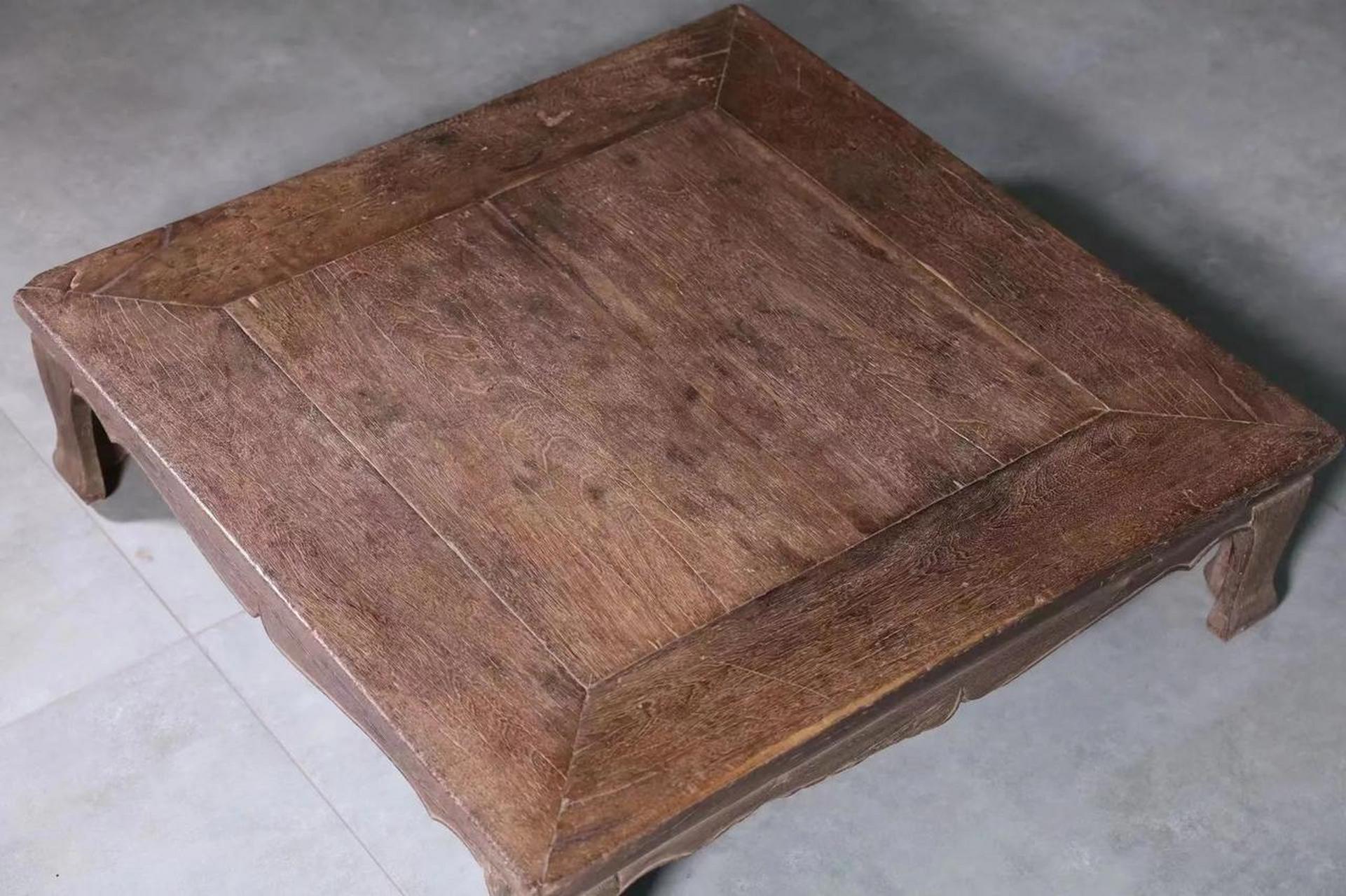 明代铁力炕桌, 尺寸:长70,宽70,高20 此器交接腿,器型方正规矩,曲线