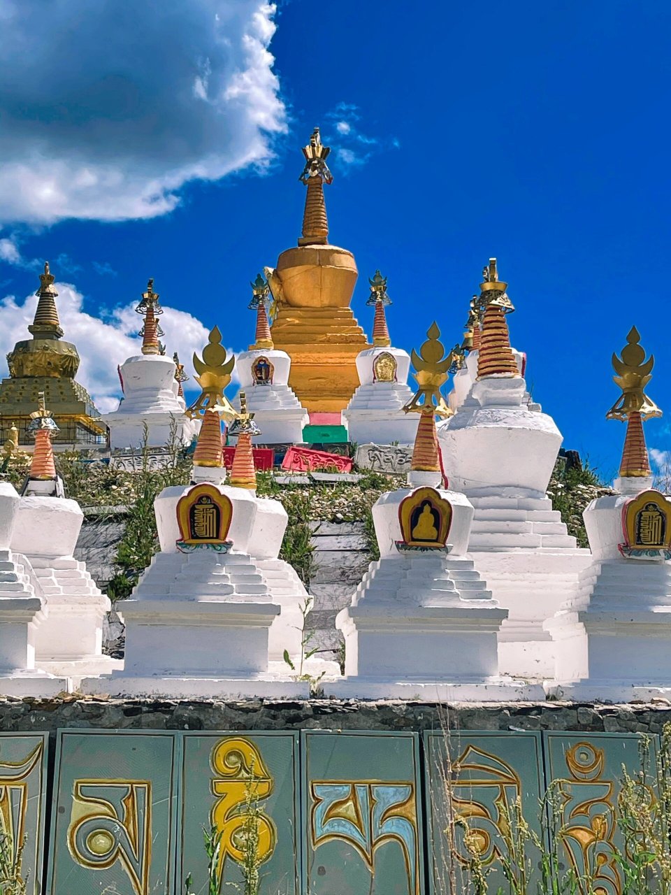 瓦切塔林～色彩与信仰的完美融合 瓦切塔林位于四川省阿坝州红原县的