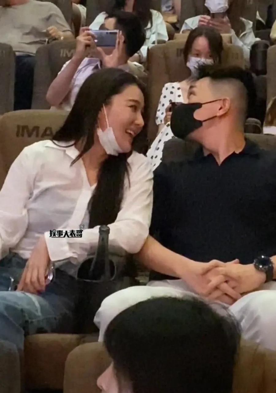 张馨予何捷同框出席电影八角笼婚后零绯闻兵哥哥气质也太好了吧退役