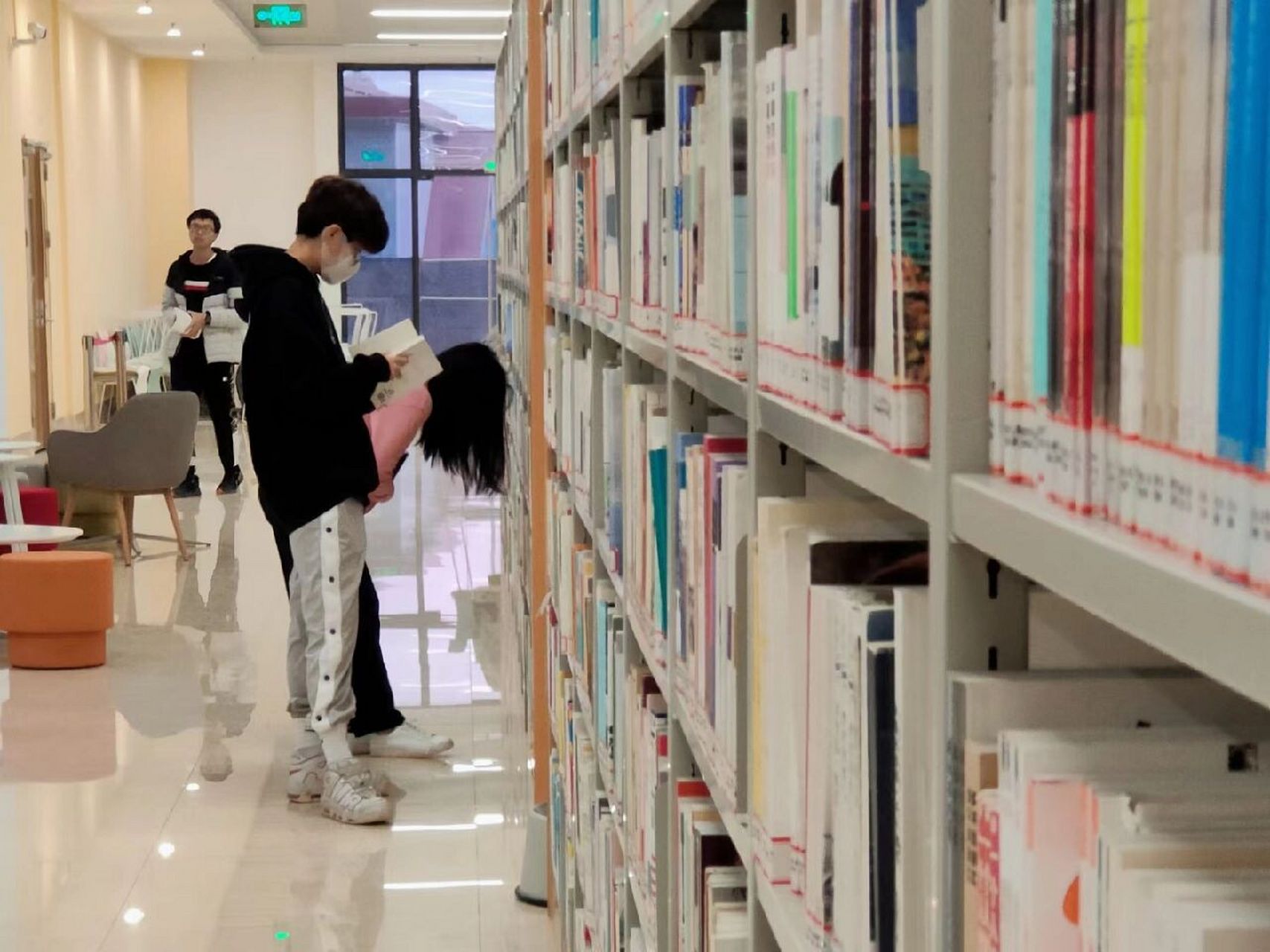广州华商学院图书馆图片