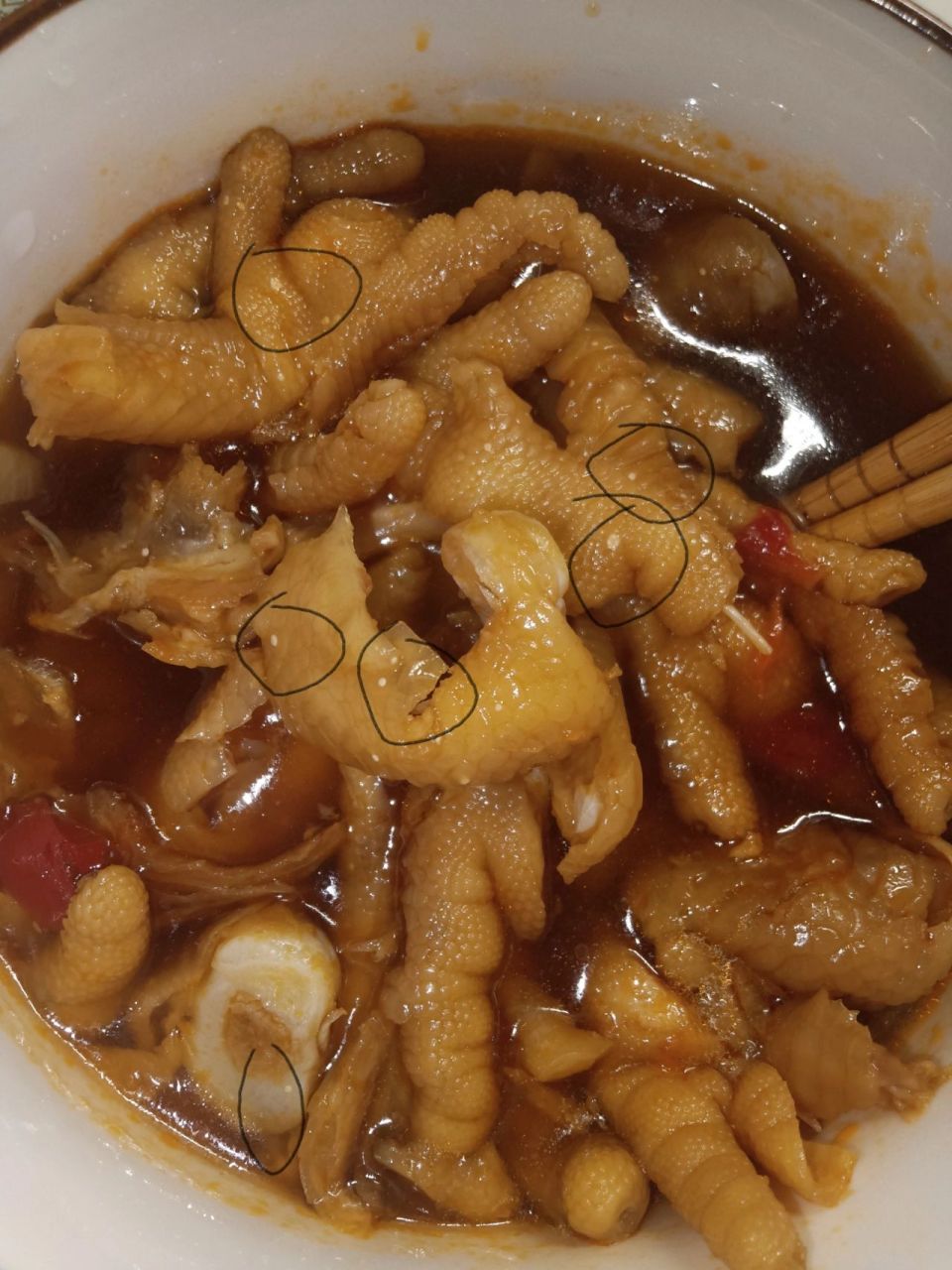无骨鸡爪里面的白点是什么啊😱 也不像那个辣椒籽,是鸡爪里面的.