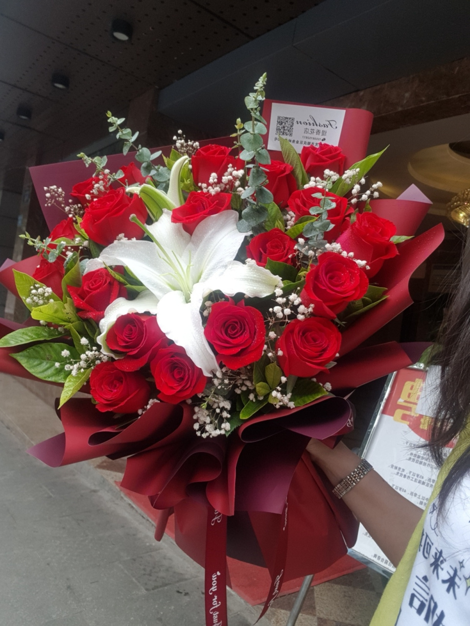 生日花束 | 日常百合红玫瑰花束送爱人 此款是经典搭配 19支红玫瑰