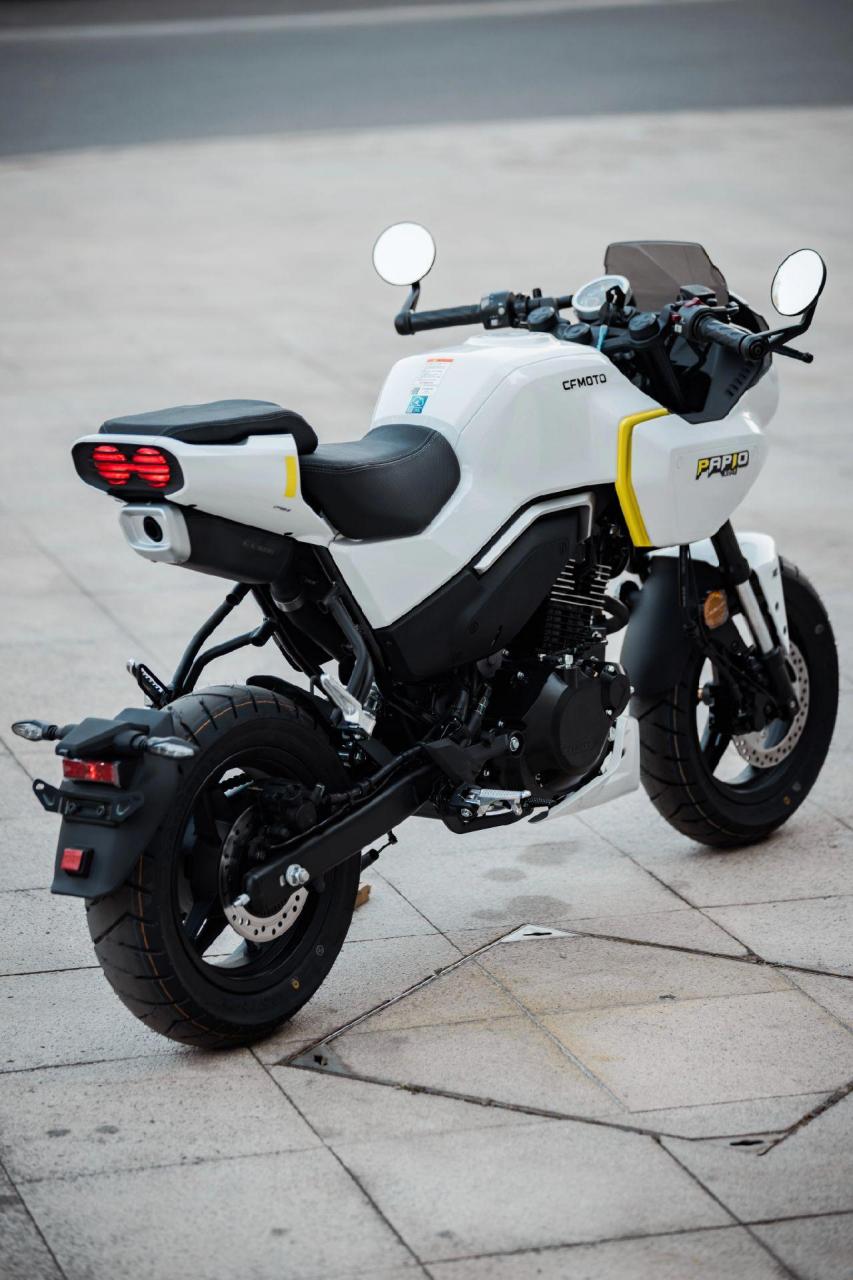 春风xo狒狒,红色高配版,坐高760mm,车重114kg,125cc发动机,高配搭载