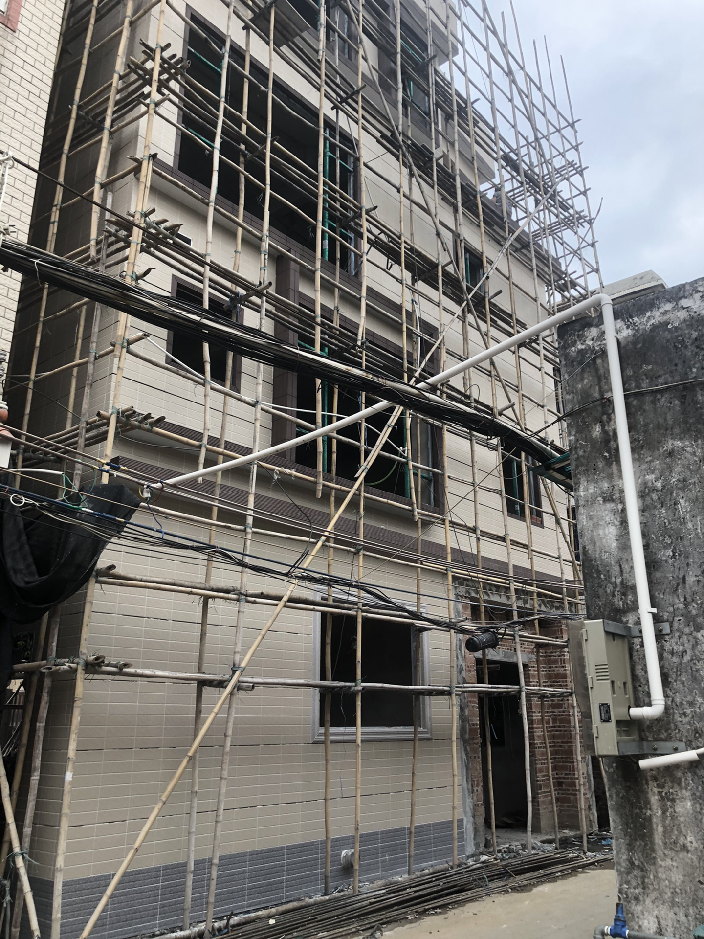 外观搭配92外墙用奶白通体瓷砖做主体,丹霞石砖做窗框线和阳台边线