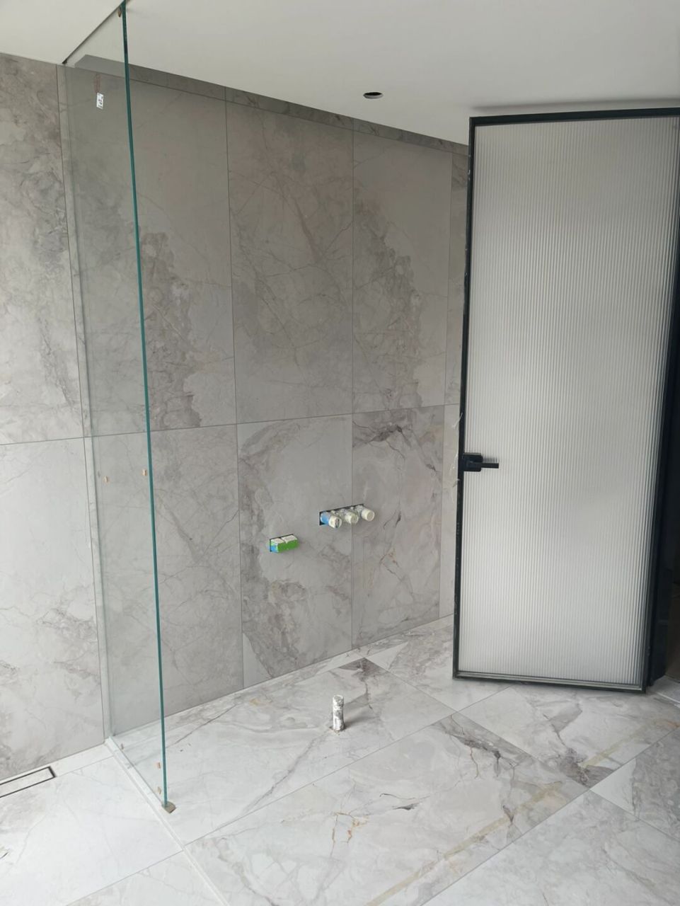 太喜欢我家瓷砖了—诺贝尔寒江雪 图片是已经美缝完的效果 	 两个卫生