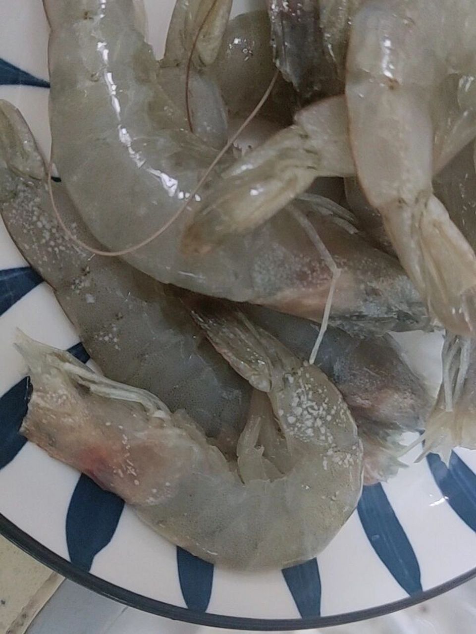 刚拿出来解冻发现的,闻起来没有异味,摸起来也没有软烂 擦拭白斑擦不