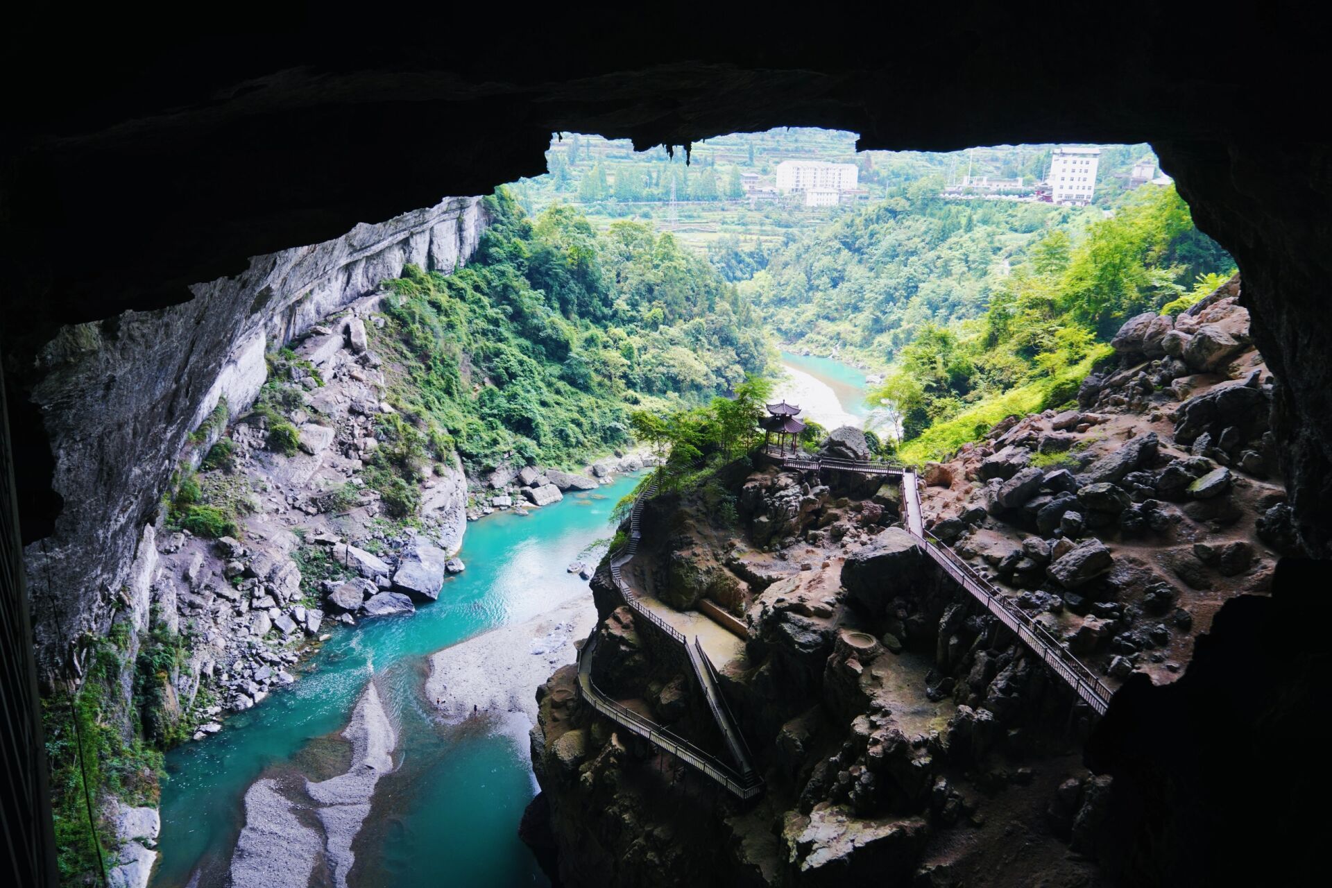 恩施咸丰黄金洞 恩施的玩法,多与山林野趣有关,或探洞,或徒步,或游江