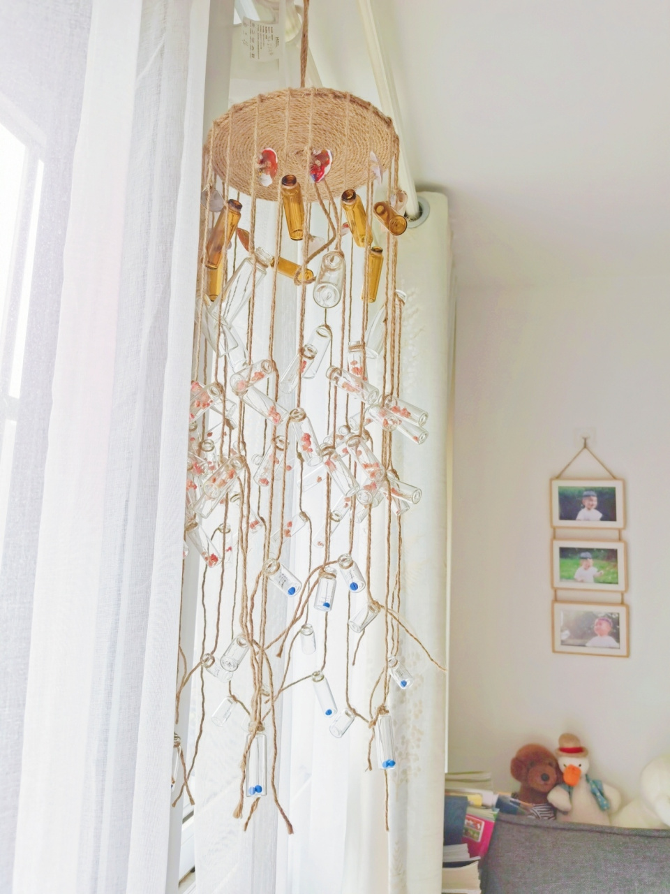 手工风铃 材料:4mm麻绳,各种小瓶子,干花,胶枪,贝壳,丙烯颜料 制作