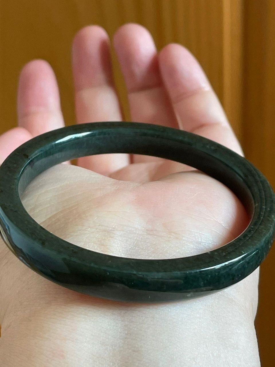 料子细度不错,深墨绿色,不发黑,完整光滑无裂纹