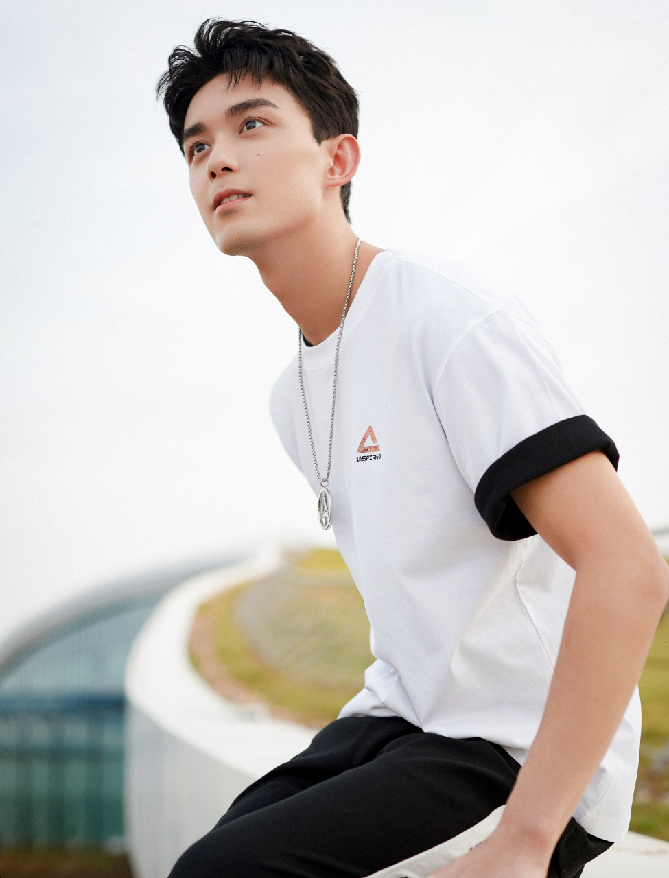 少年奔跑穿越光阴,将满载的青春投掷.吴磊leo