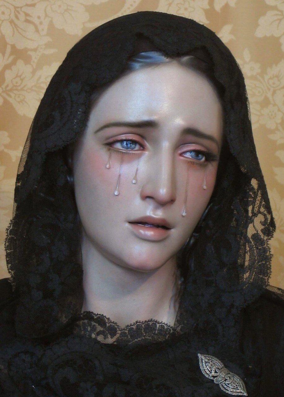 流泪的圣母 93圣母流泪的形象在教堂中很少见,大部分时候圣母的神情