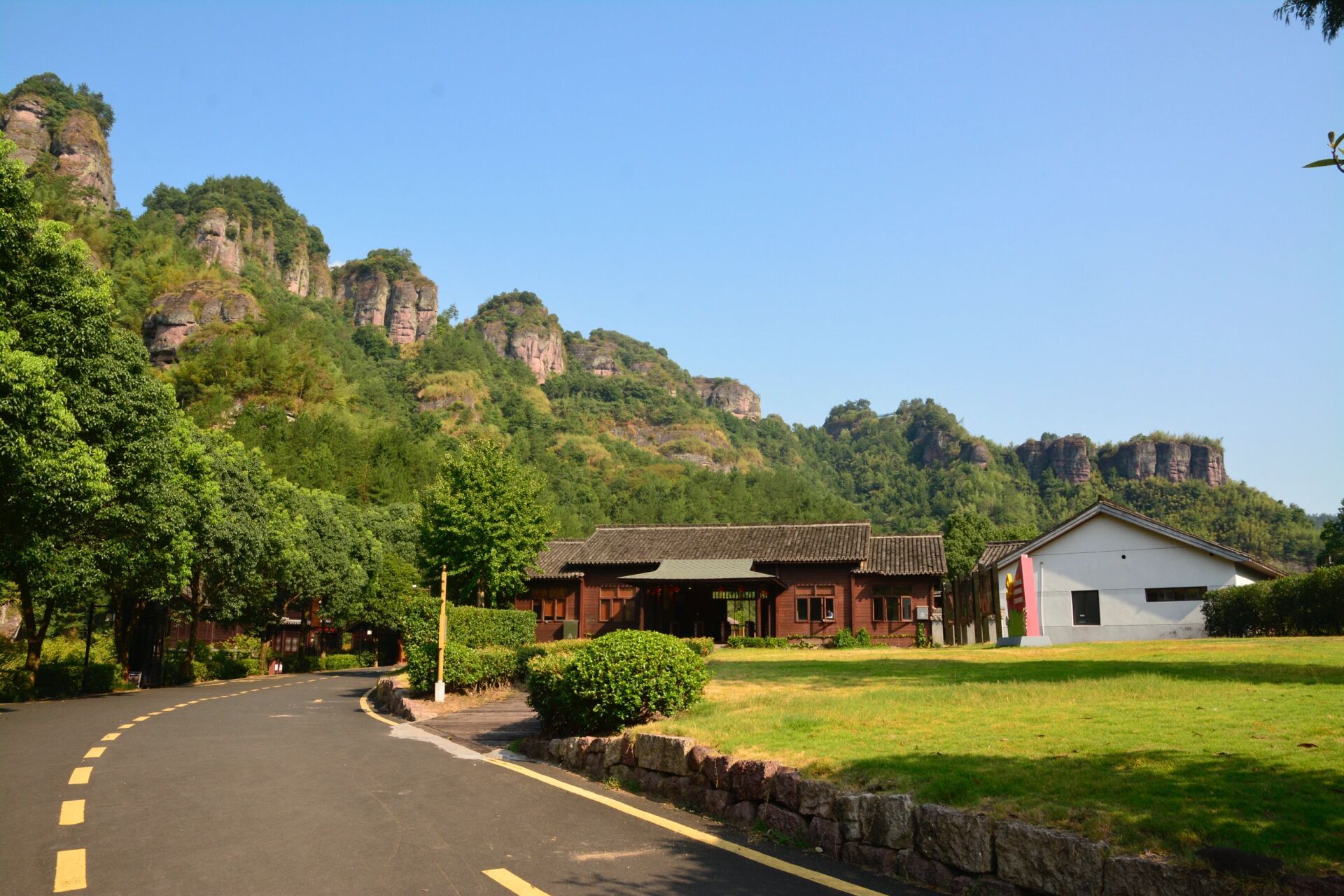 绍兴(穿岩十九峰)游记 景区简介:十九峰景区是天姥山国家级风景名胜区