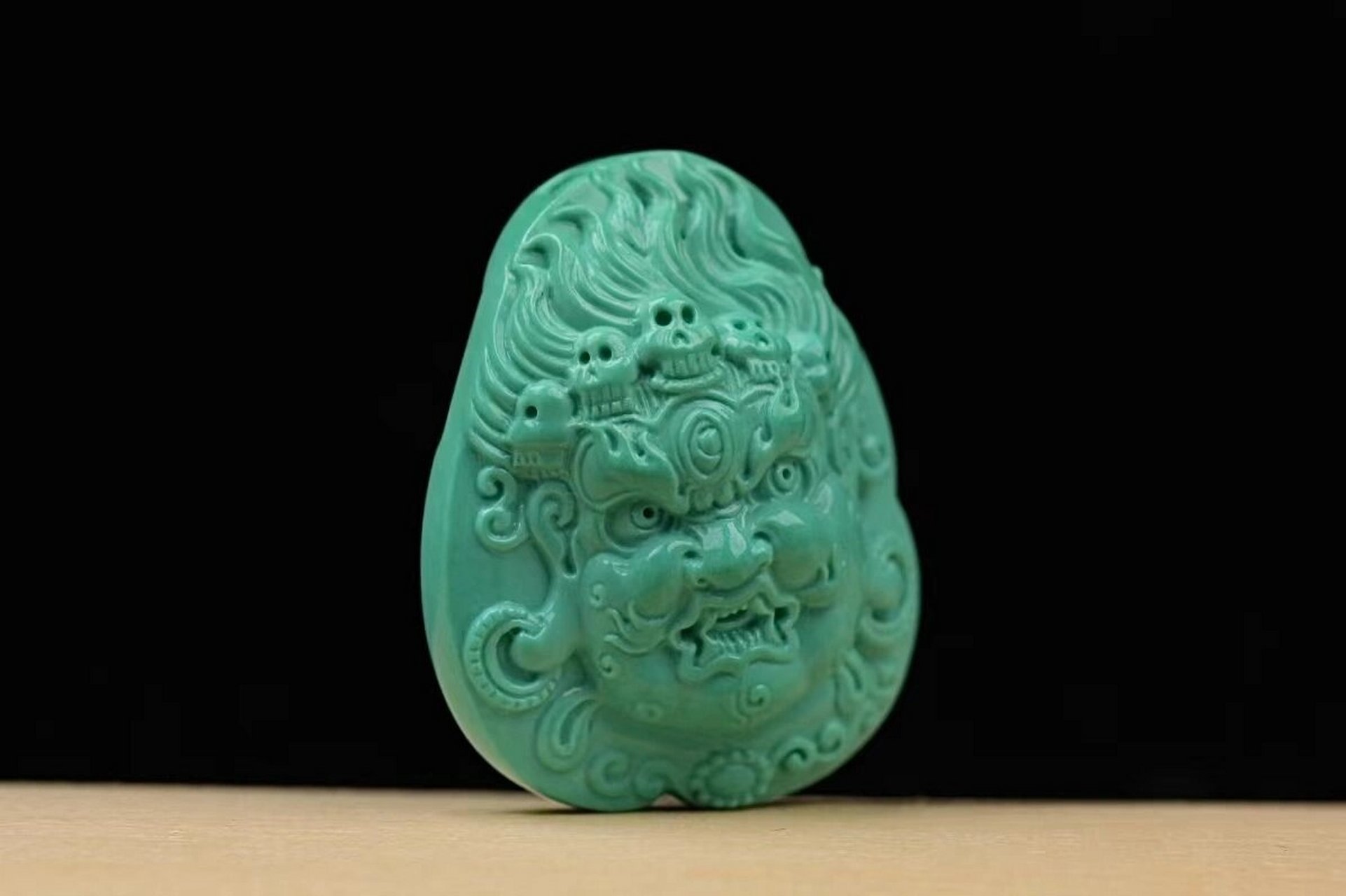 原矿高瓷绿松石大黑天 原矿高瓷绿松石大黑天,青皮籽料,料质细腻,体型
