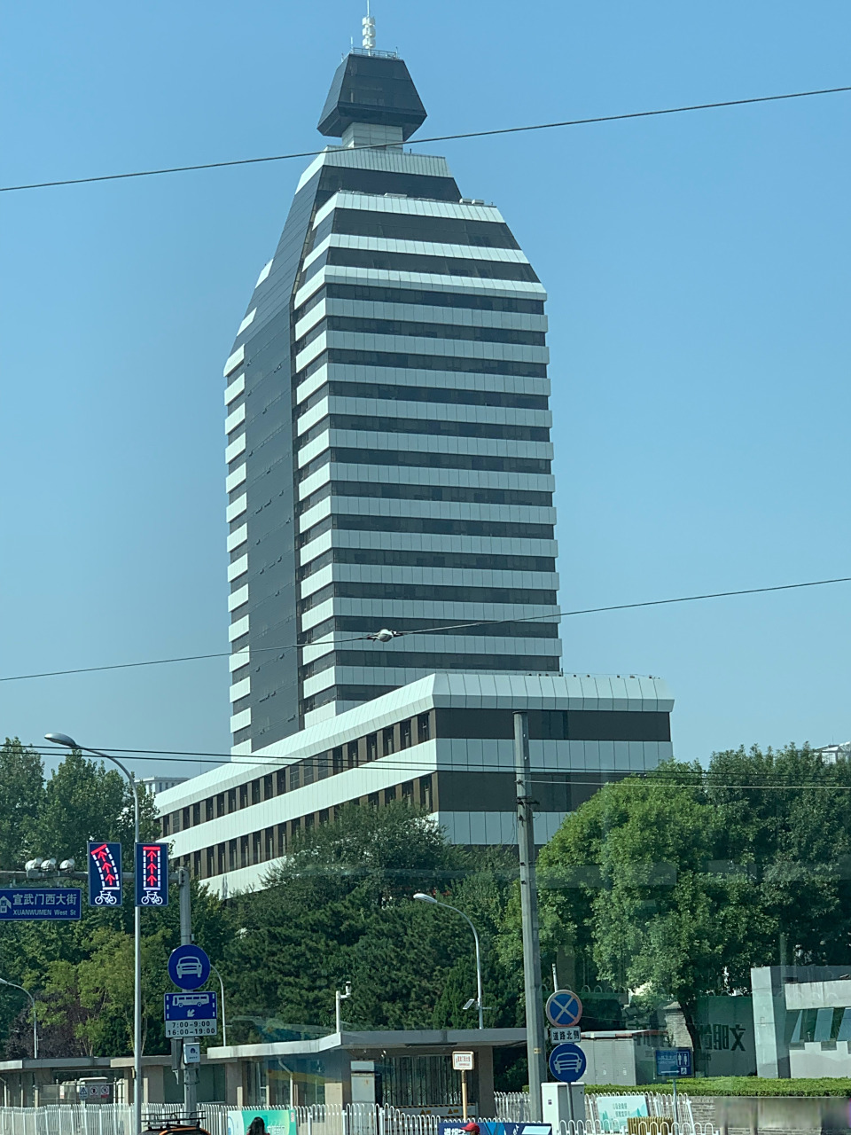 低调的新华社总部大楼,查了下资料:设计理念为"巨笔",大楼建成于1989