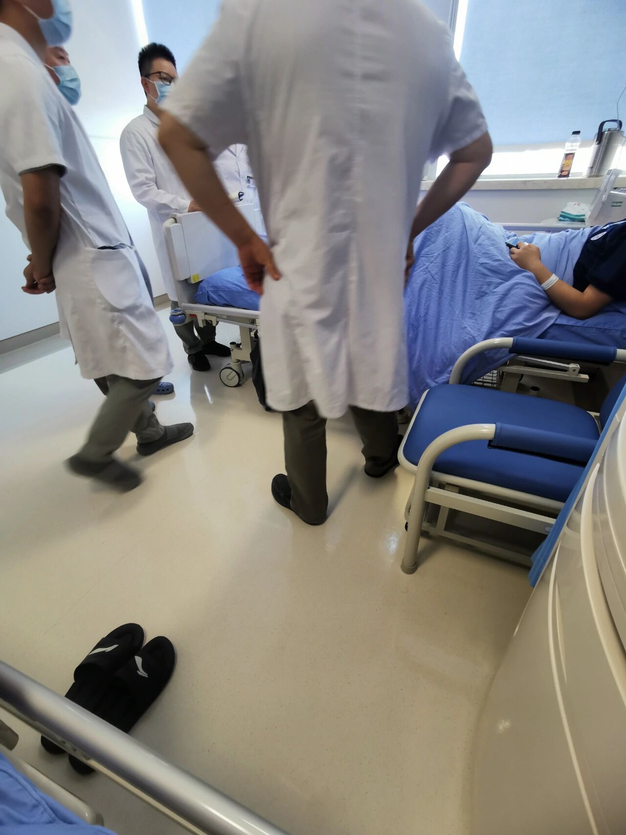 消防员小哥哥中暑住院了